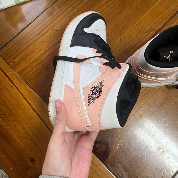 Air Jordan 1s Women's High-Top OG SE Sneakers - Bubble Gum - Picture 4 of 8